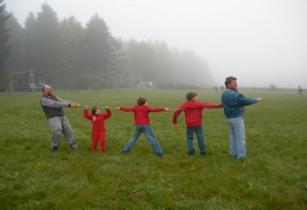 Petits et grands ont chacun leur place et participent à la préparation du vol de la montgolfière