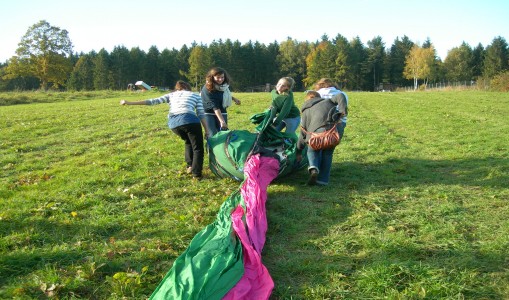 Voici une préparation de montgolfières entre filles: c'est à celle qui ira le plus vite!